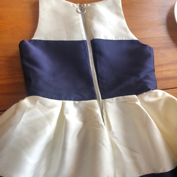 Between dress - Picture 2 of 2